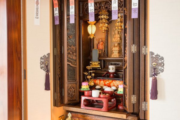仏壇の正しい向きや場所には意味がある？宗派や部屋など解説！サムネイル